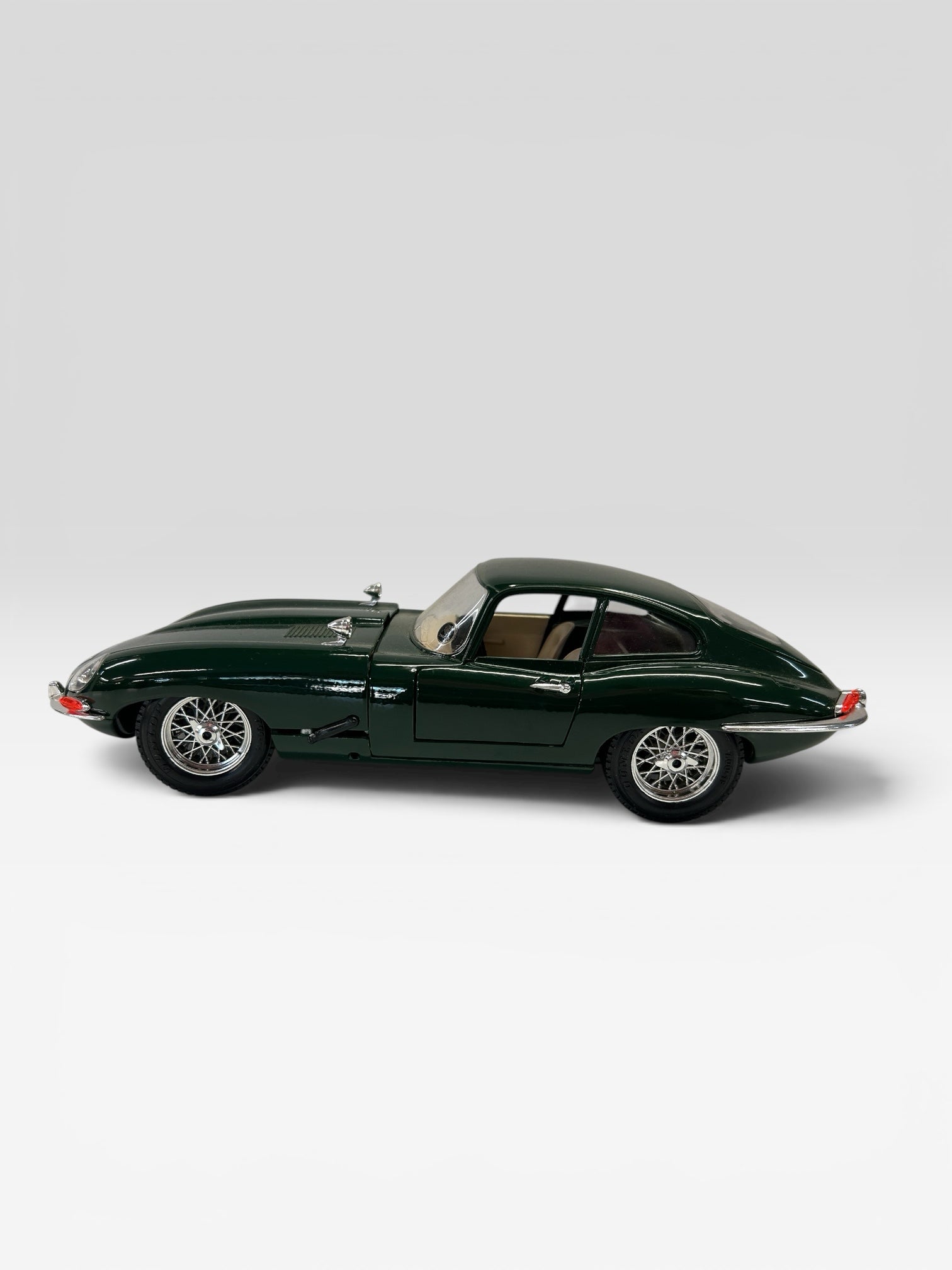 Bburago Jaguar E-Type Coupe 1961 British Racing Diecast Car 1:18 scale Italy | Finer Things Resale
