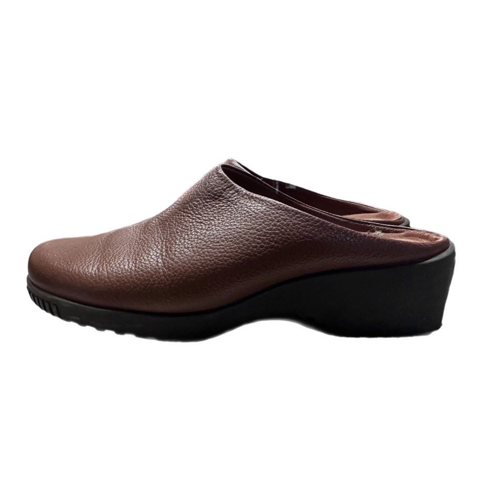 Sole Choice Waffle Slip On Mules Shoes SIZE 8.5 | Finer Things Resale
