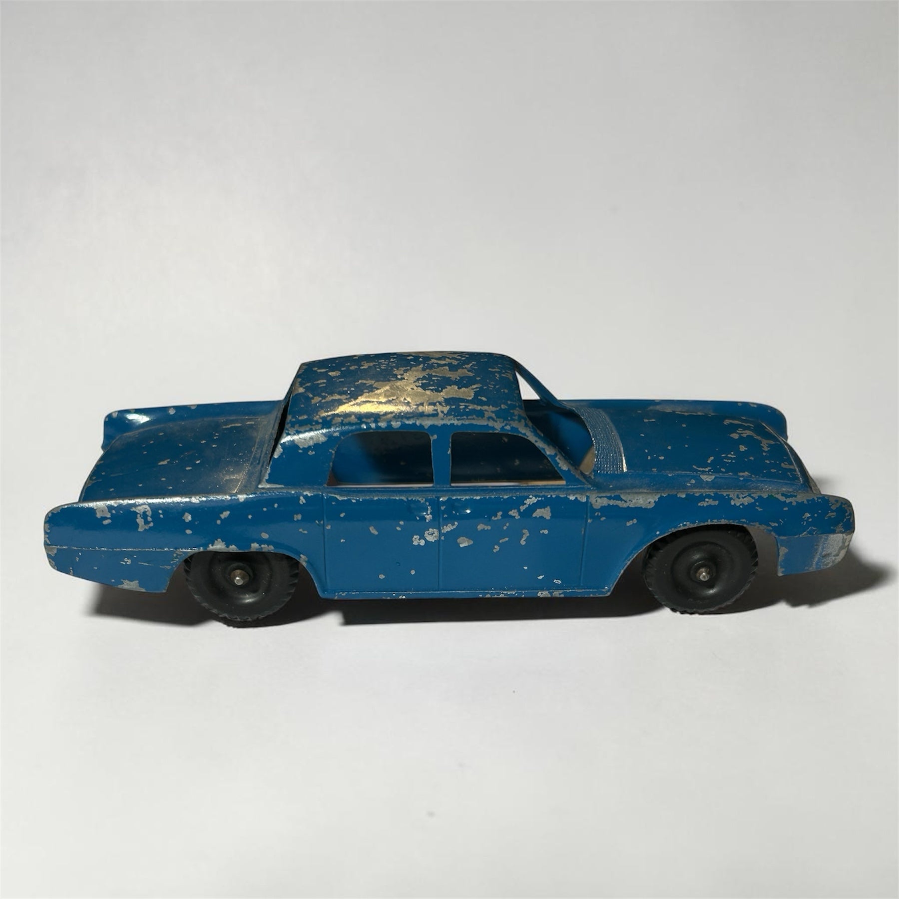 Hubley Lincoln Sedan Pressed Steel Toy Car No 401 VINTAGE 1960's | Finer Things Resale