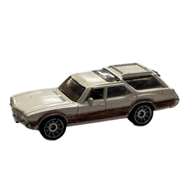 Matchbox 1971 Oldsmobile Vista Cruiser Station Wagon diecast car 1:64 | Finer Things Resale