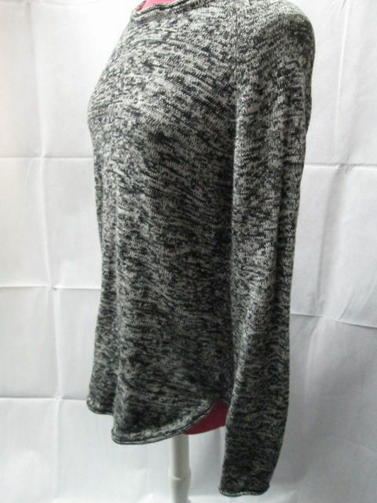 Jeanne Pierre long sleeve crew neck sweater SIZE MEDIUM | Finer Things Resale