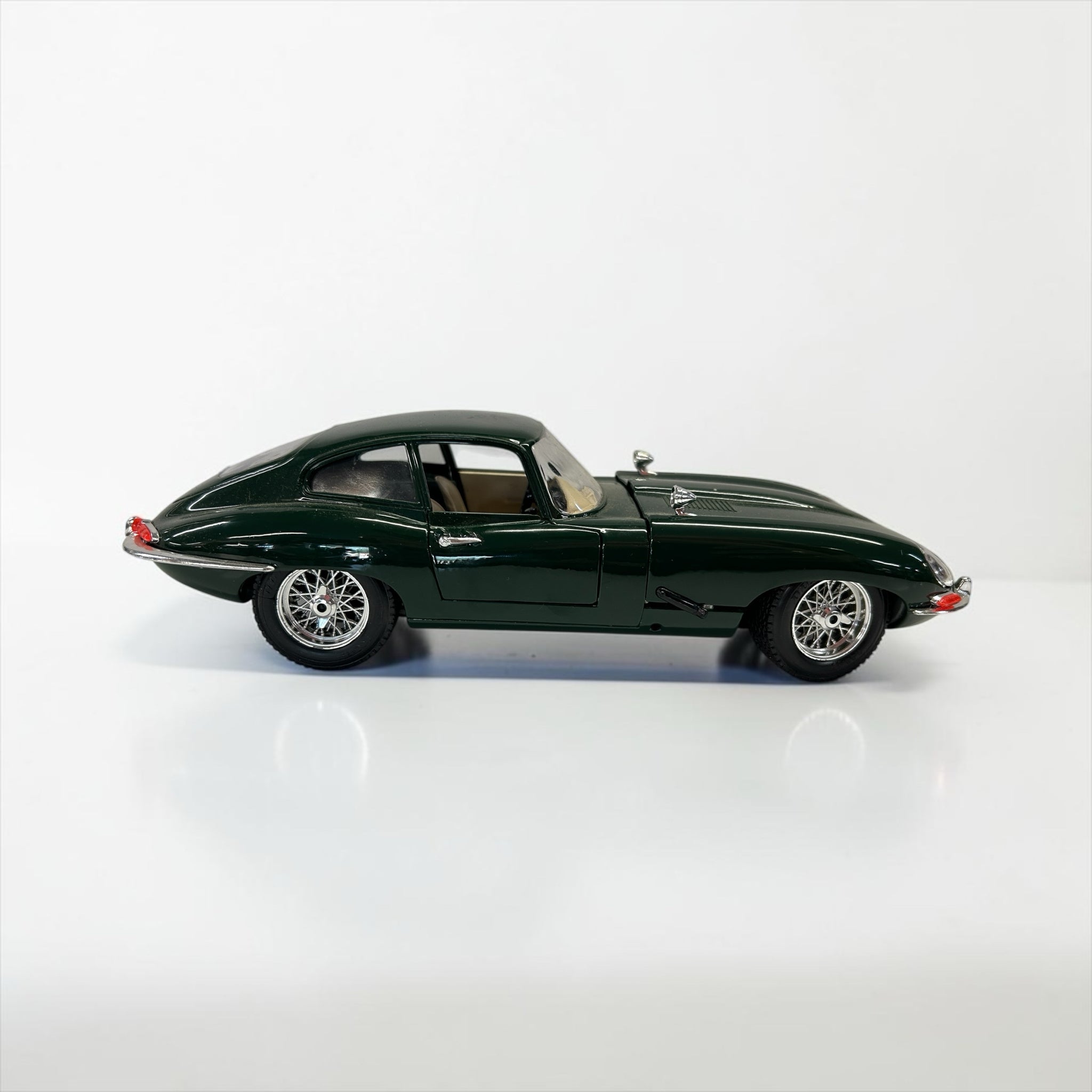 Bburago Jaguar E-Type Coupe 1961 British Racing Diecast Car 1:18 scale Italy | Finer Things Resale