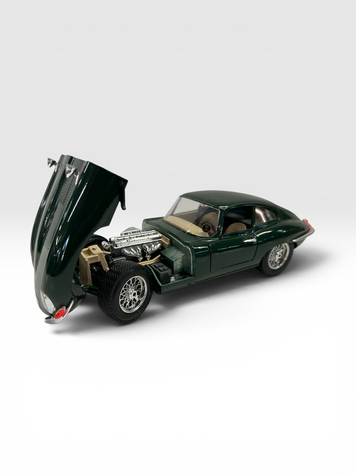 Bburago Jaguar E-Type Coupe 1961 British Racing Diecast Car 1:18 scale Italy | Finer Things Resale