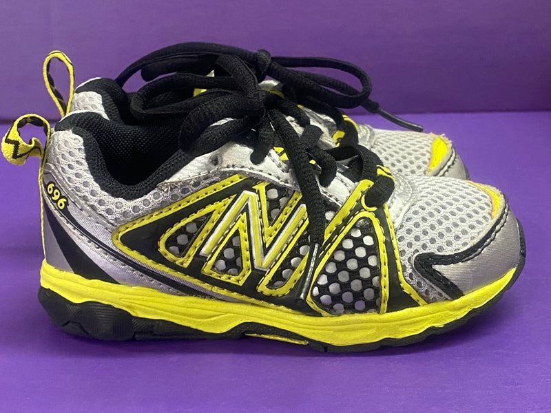 New Balance Running Course sneakers shoes SIZE 6W | Finer Things Resale